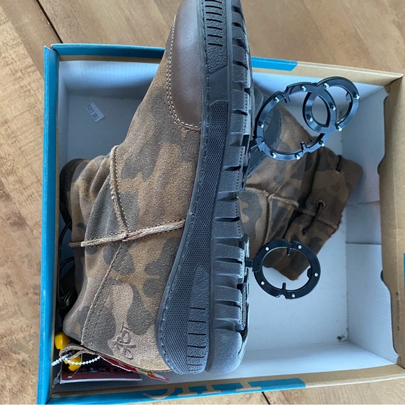 OTBT FANFARE MIMETIC BOOTS ICE CLEATS SNOW Stabilization Size 7 EU 38 NEW Camo - Picture 5 of 9